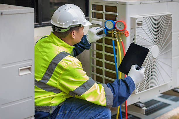 Professional Hvac technician working in Pembroke Pines, FL